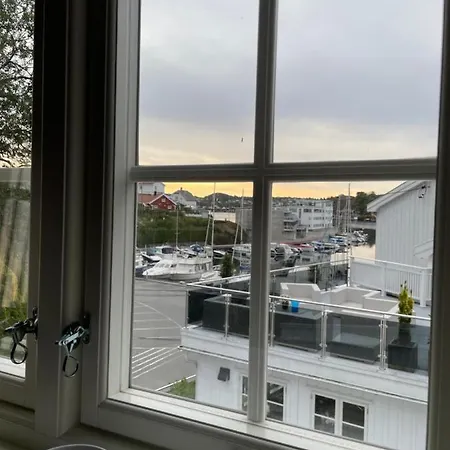 Close To The Sea With Parking And Garden Διαμέρισμα Arendal