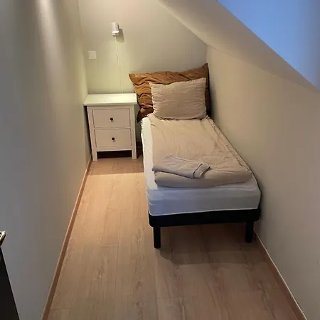 Close To The Sea With Parking And Garden Διαμέρισμα Arendal